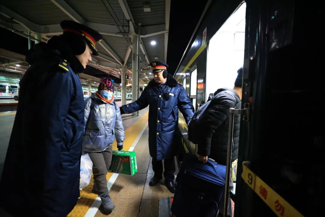 室外溫度低至零下十幾攝氏度,車廂裡卻很溫暖,看到正在忙碌的列車長蘇