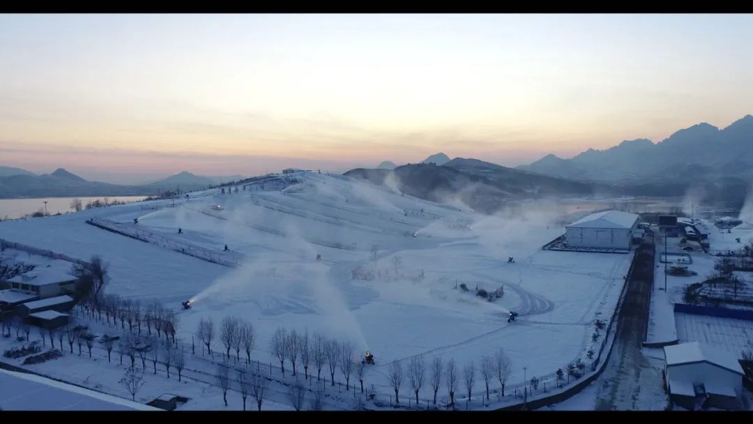 狼牙山滑雪場根據溫度,溼度,風向情況,於11月24日正式開啟造雪模式,51