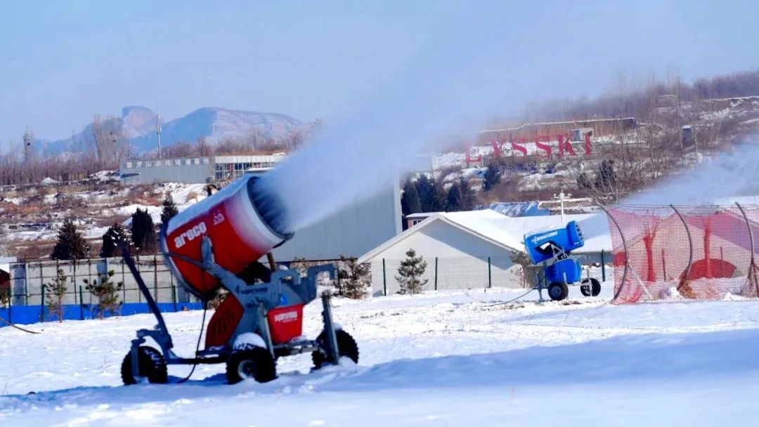 狼牙山滑雪場根據溫度,溼度,風向情況,於11月24日正式開啟造雪模式,51