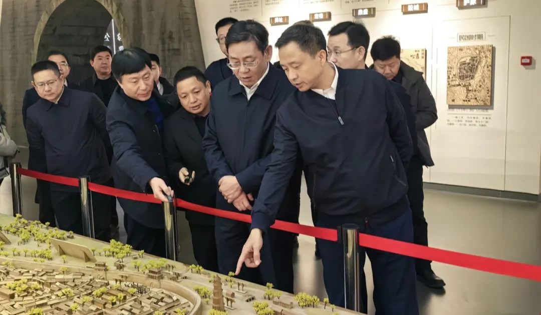 荆门市委副书记,市长陈家伟,市委常委,市委秘书长何平,市委常委,副