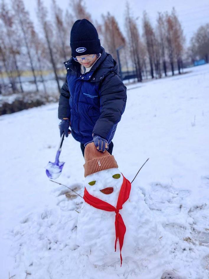 江苏扬州:堆雪人,打雪仗,清扫积雪……不去校园的学生们这样上好"冷"