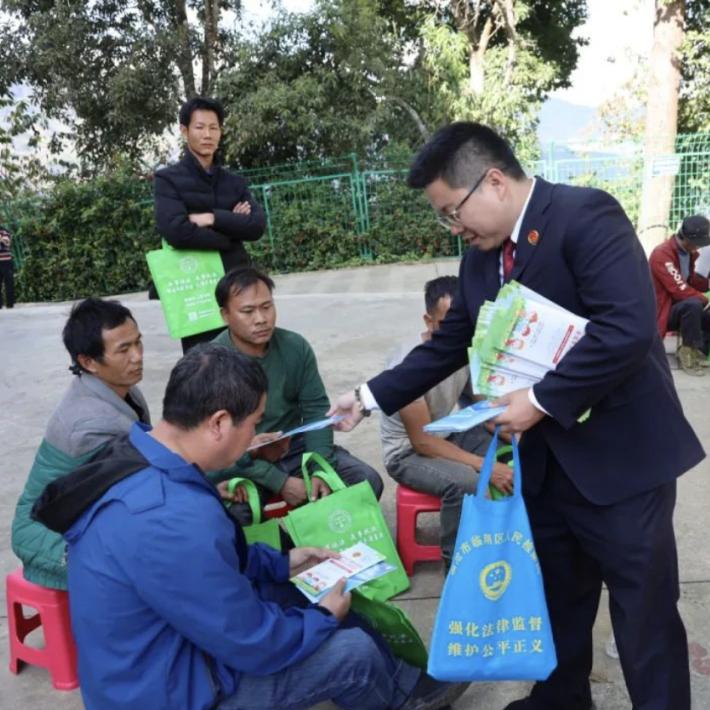 同時,還為細博完小的學生派發由臨滄市檢察院準備的學習文具,鼓勵他們