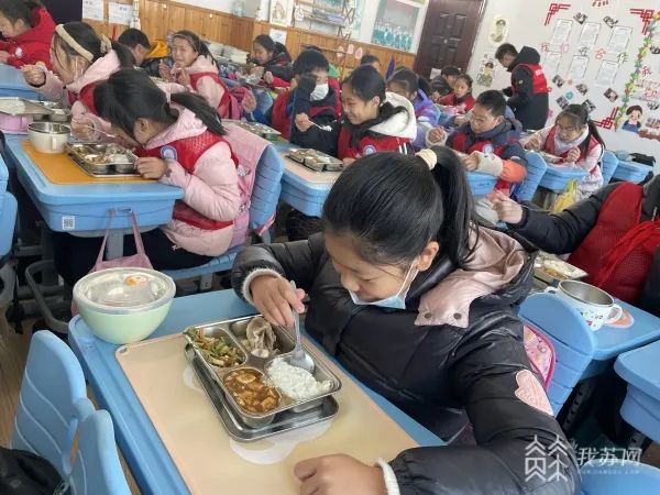 小學學生午飯時間,後勤工作人員早已把裝著午餐盒的保溫箱搬進教室