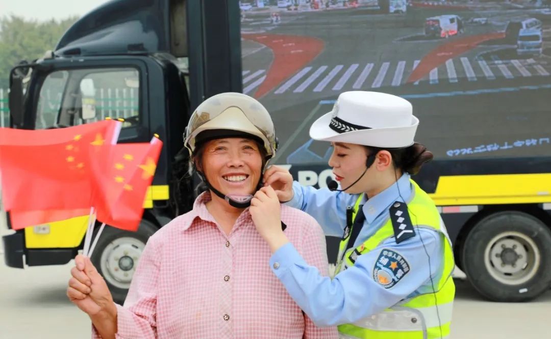 盐城女交警吉丹丹多大图片