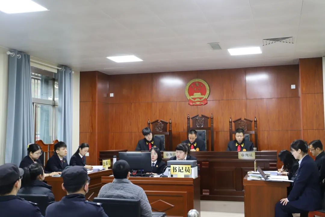 先后联系上游制造者定制印有与"熊猫,和天下,大重九"等商
