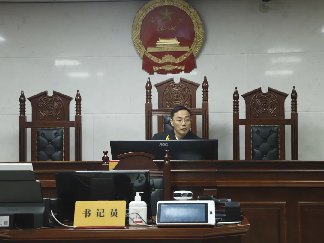 陈浩院长强调,"无书记员记录"庭审模式是重庆法院推进全流程网上办案