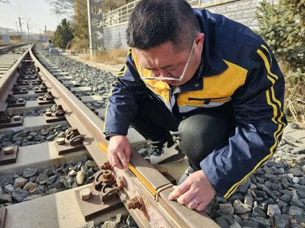 测量道岔两根曲股钢轨之间的距离它叫支距尺支距尺02极其细微的误差都