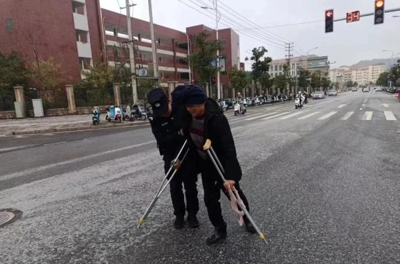 会昌：拄拐老人被困马路中间 平凡举动暖人心澎湃号·政务澎湃新闻 The Paper 4729