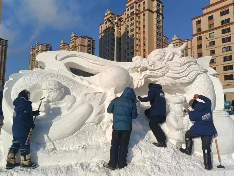 香坊人香坊事 特色雪雕落座交香辉映广场 冰情雪韵展示进乡风采