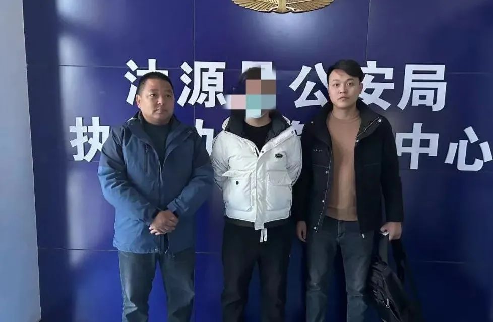 抓捕地:河北張家口▲12月9日,成武縣公安局九女集派出所民警遠赴四川