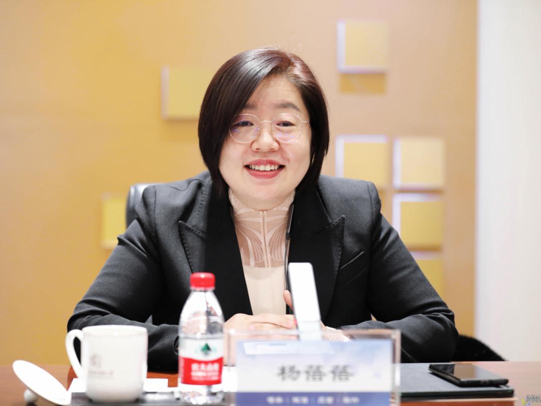 李洁部长的共同见证下,肖汶主任和王强副校长分别代表北京市朝阳区