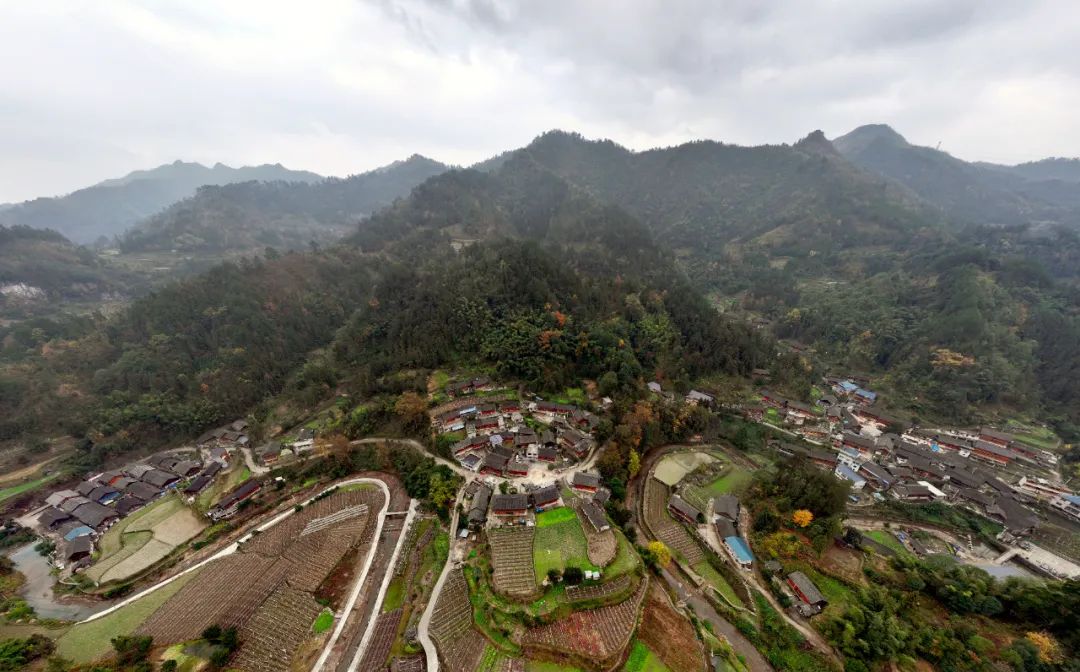 里透热情……"隆冬时节,记者走进掩映在绿树丛中的麻江县龙山镇复兴村