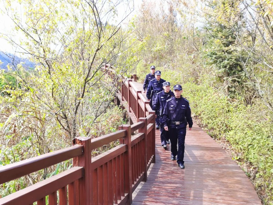 圖丨民警開展巡邏防控 (供圖:黔西南公安)圖丨民警在進家入戶開展宣傳