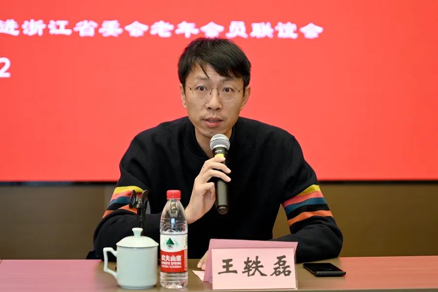 王轶磊主持会议各工作机构合影会后,全体与会人员参观