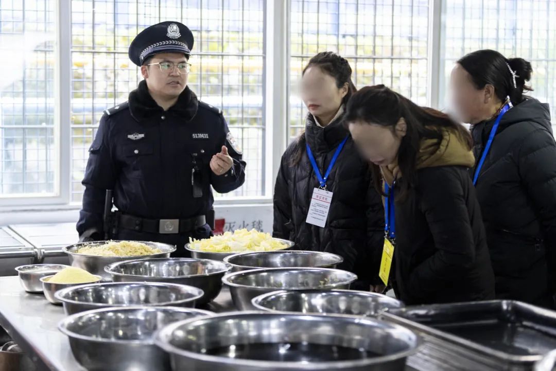 是咨询也是答疑解惑监狱特邀民盟达州市委会法制专委会委员欧远飞律师