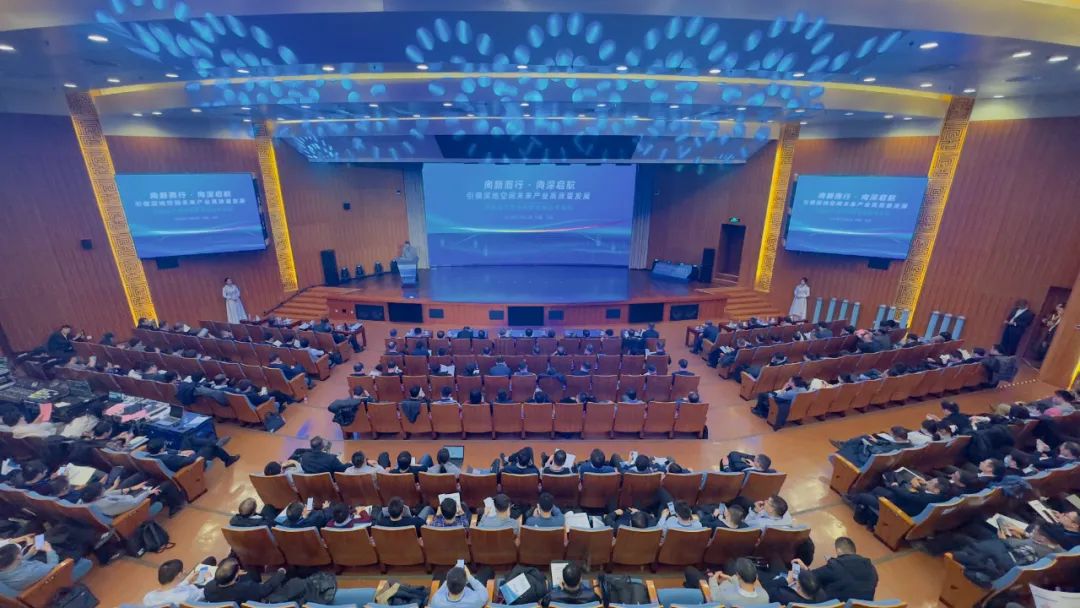 活动现场国务院国资委科技创新局副局长方磊,中国科协科技创新部副