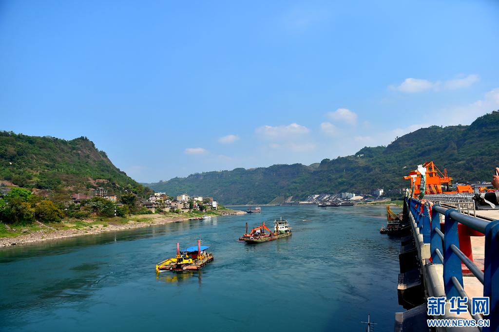 机械正在水富市可采区清挖河道砂石(资料图).