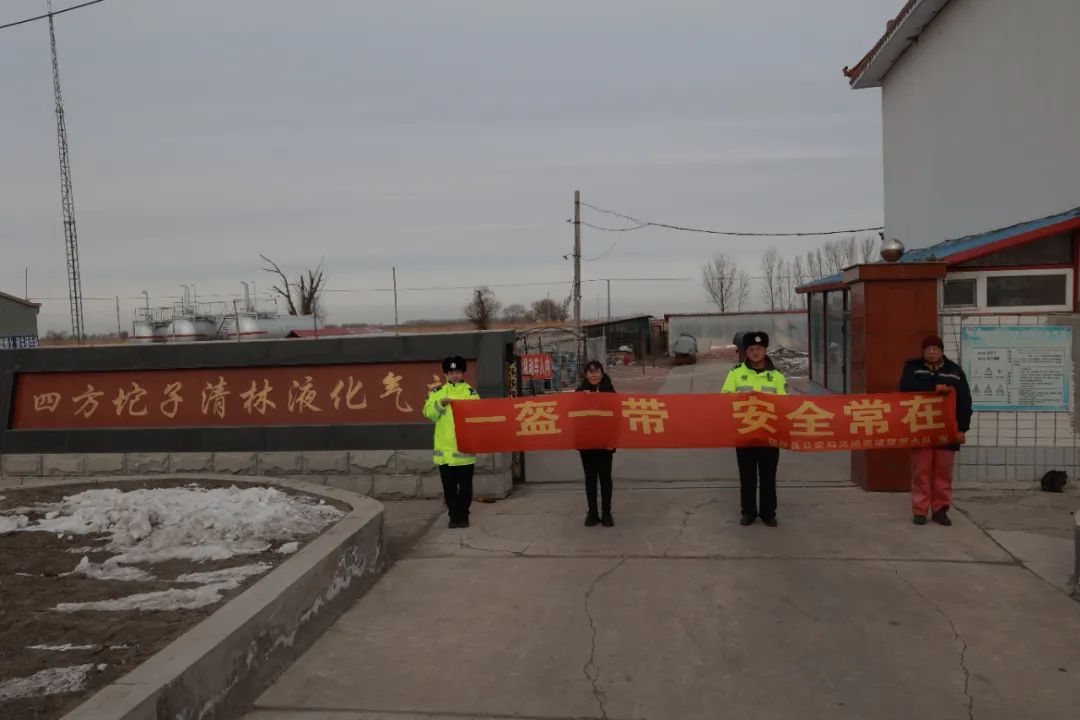 12月25日,大隊民警,輔警分別來到鎮賚縣坦途豐碩糧庫和鎮賚縣四方坨子