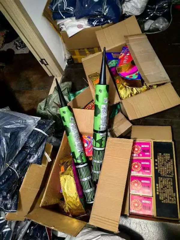 经查 该紧闭的库房内藏匿着 各类烟花爆竹60余箱 面对铁证 店主周某对自己的违法事实