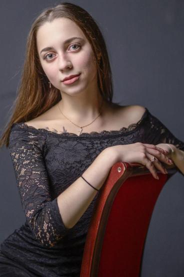 v.戈利科娃班级).同年加入俄罗斯国家芭蕾舞剧院的芭蕾舞团,担任独舞.