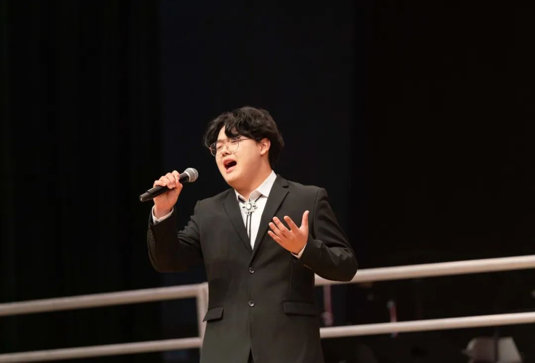 钢琴伴奏:许喆 中国鼓:王晓宇 指挥:方晶晶演唱:大学生艺术团合唱团大