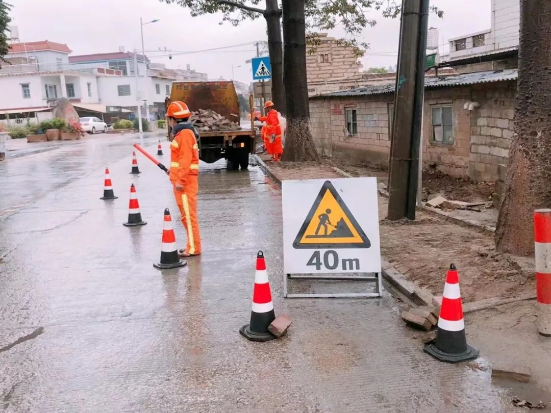 八一路部分路面出現了斷板,角隅斷裂,錯臺等不同程度的病害,導致車輛