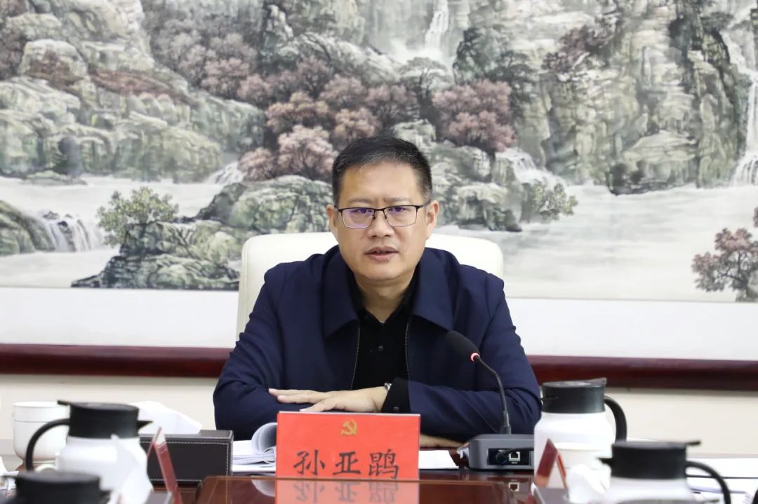 12月29日上午,峰峰矿区召开区委常委会,听取区人大常委会党组,区政府