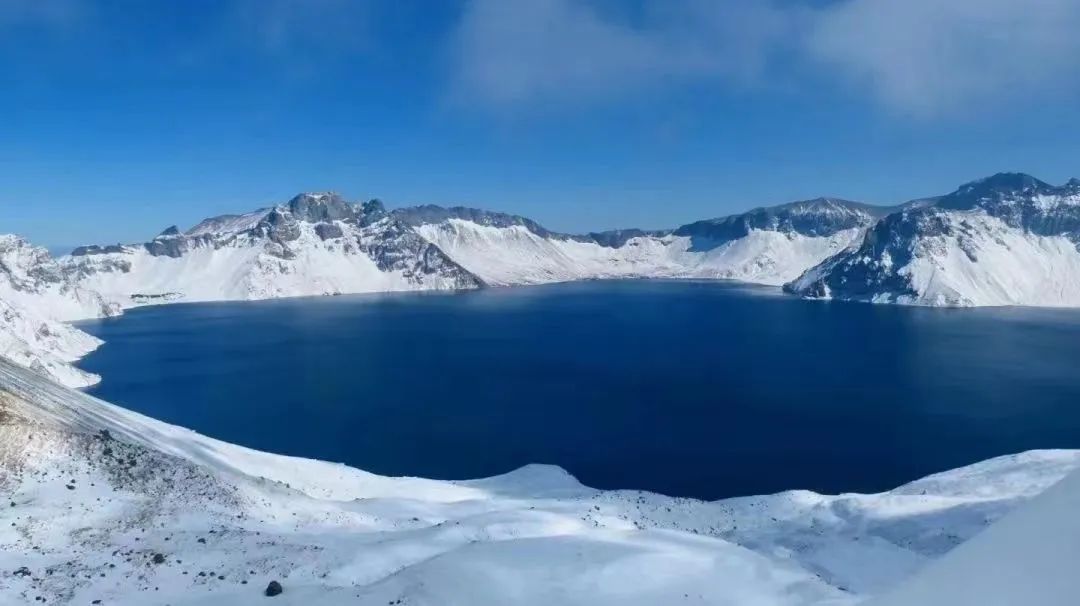 位於長白山保護開發區池西區,是三個景區中火山地貌最為壯觀,最具典型