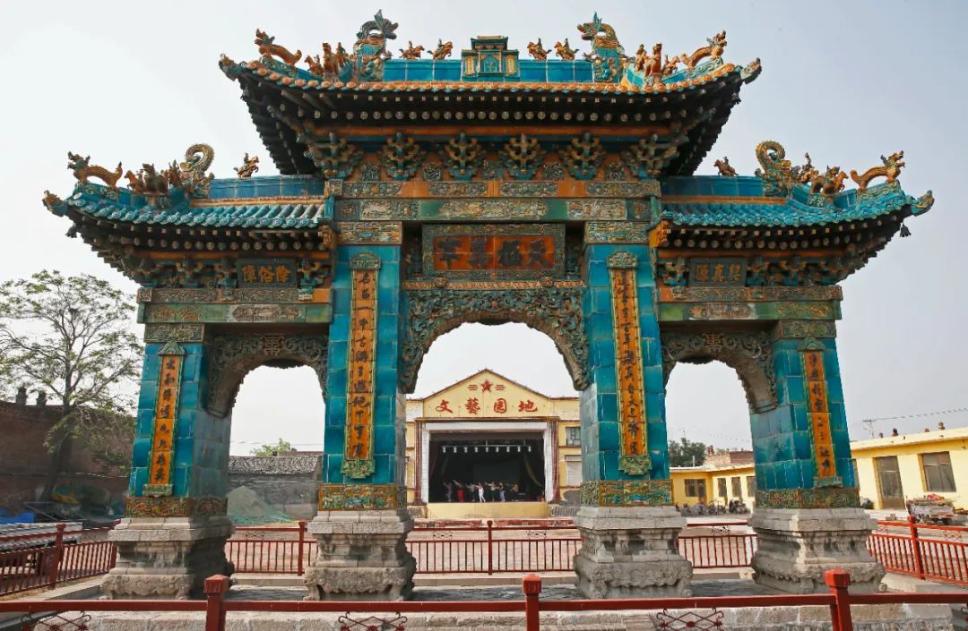 介休现存于世较早的琉璃古建筑有:东大街龙泉观(隋,唐),小靳村东岳庙