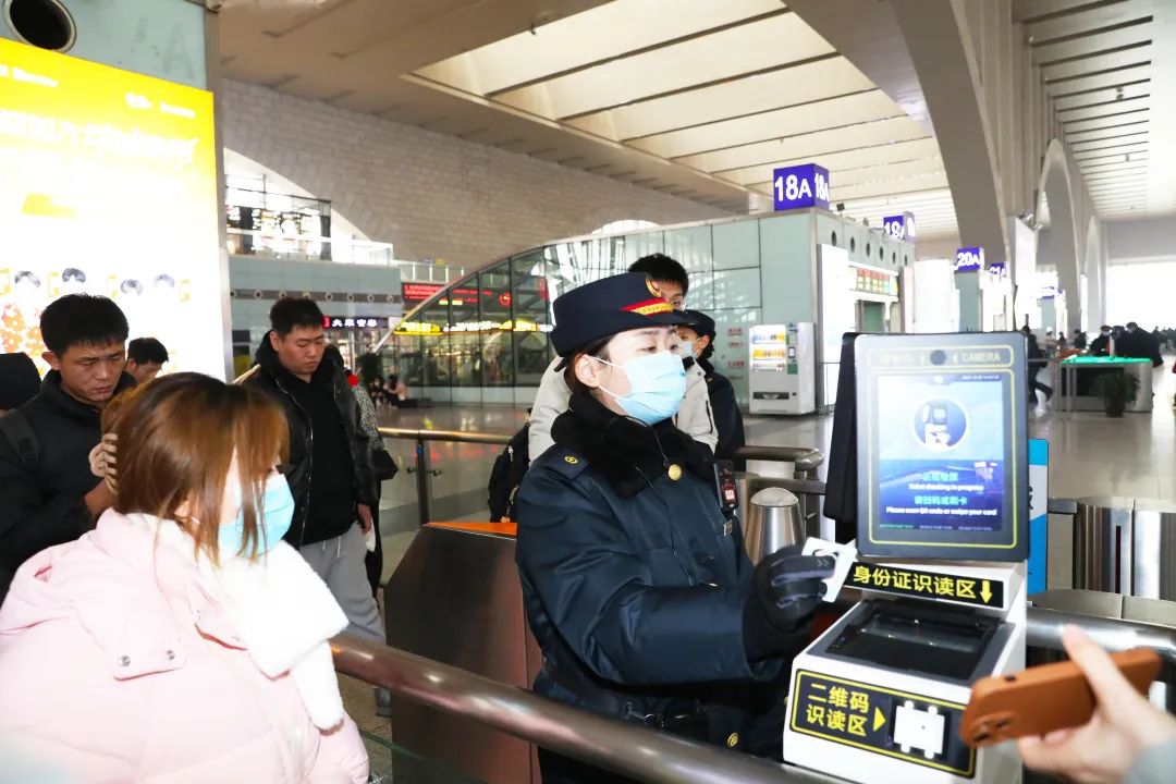 北京北站在進站口,候車區,站臺等重點位置增加服務人員,組織黨團員