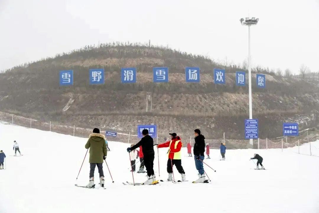 雪野湖滑雪場總佔地10萬平方米,建有初,中,高級滑雪道各一條,組成環山