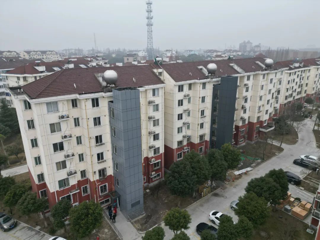 '昨天,在张堰镇富民新村111号楼栋前,一场简短而热闹的既有多层住宅