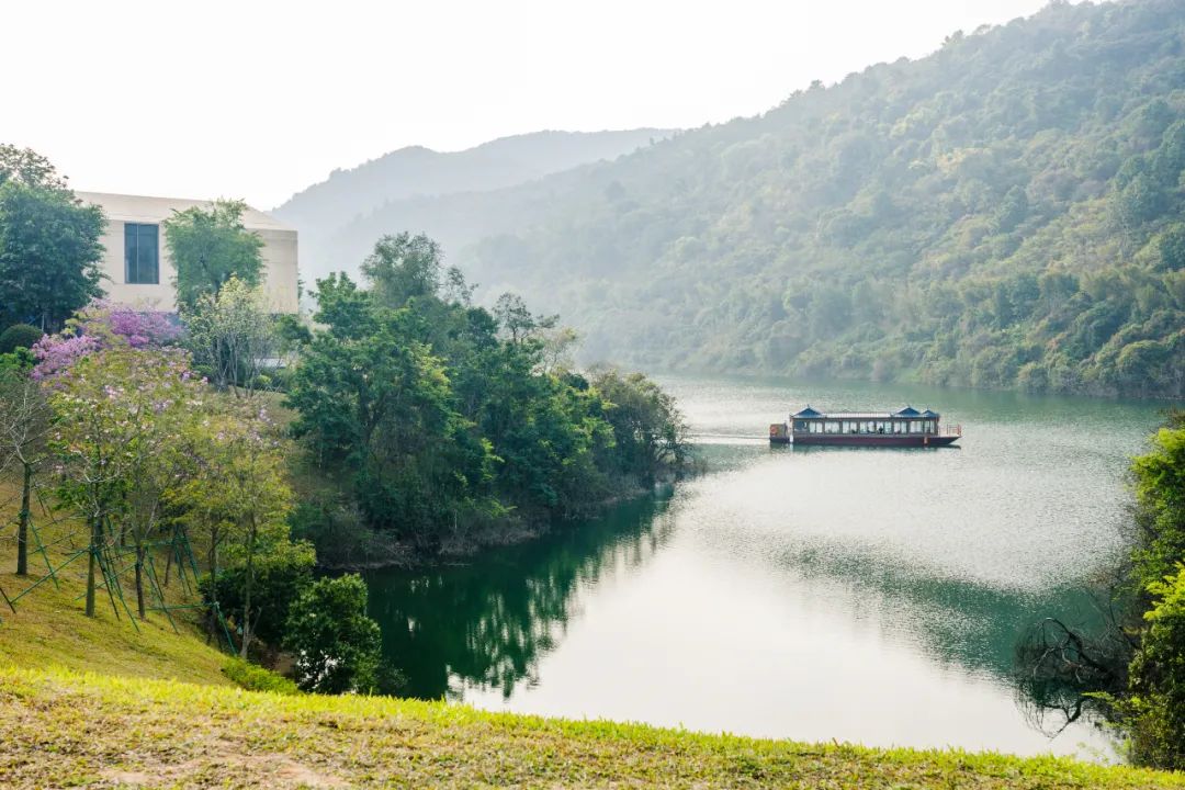 行走在從化流溪河碧道國家版本館廣州分館段,沿途風光旖旎,悠悠碧波與