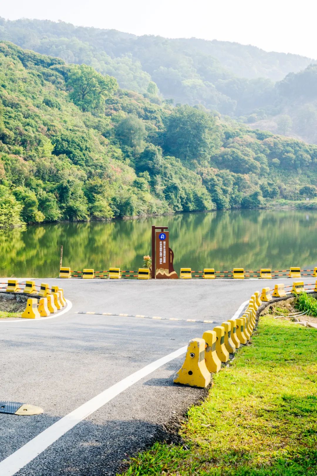 行走在從化流溪河碧道國家版本館廣州分館段,沿途風光旖旎,悠悠碧波與