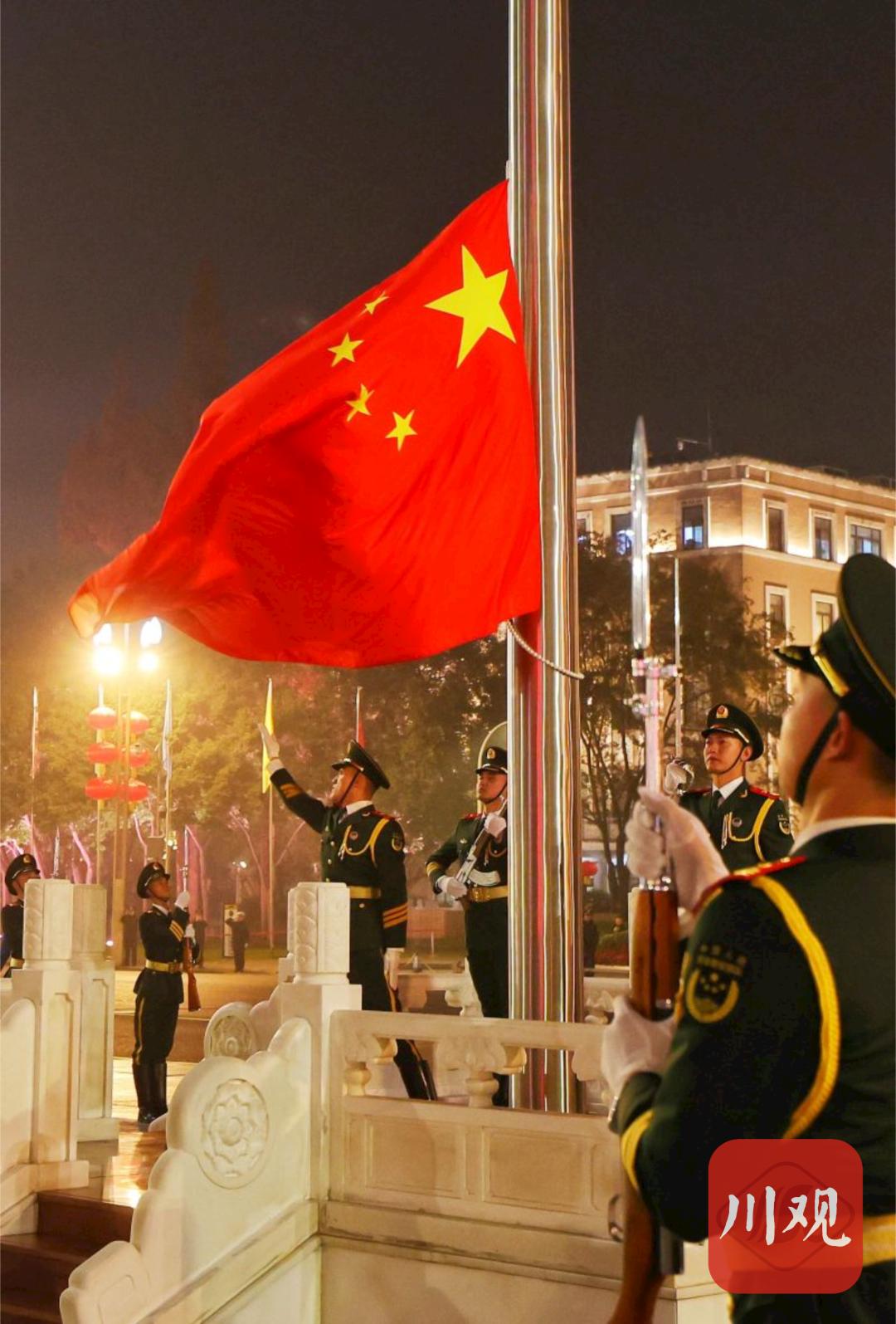 6点50分许,"蓉城国旗护卫队"官兵迈着铿锵有力的步伐,护卫五星红旗至