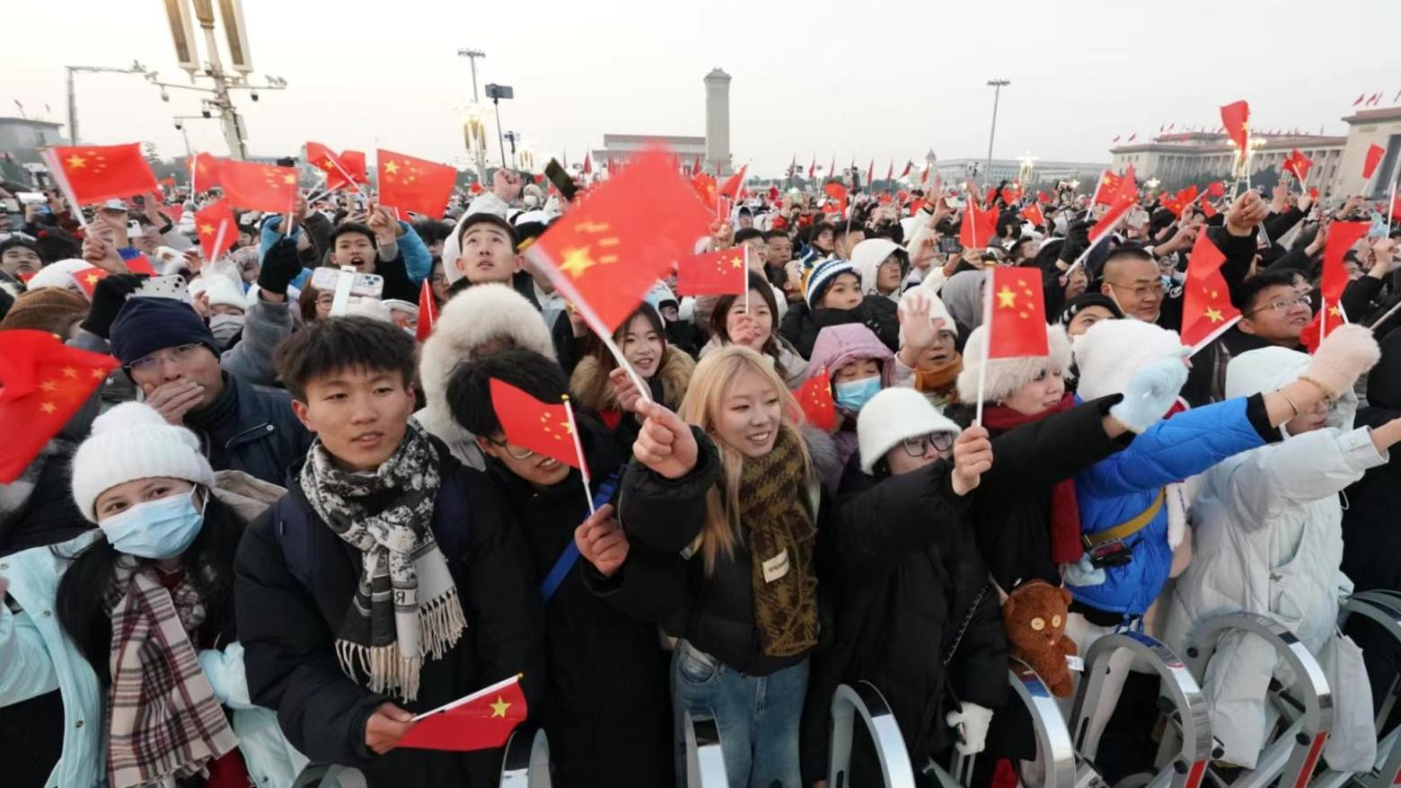 新年第一天，7.3万人天安门广场观看升国旗