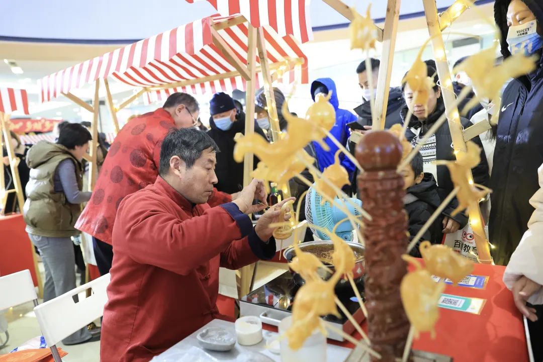 我們給它取名佳業繁華,祝願大連市民在新的一年能龍騰虎躍,共享盛世