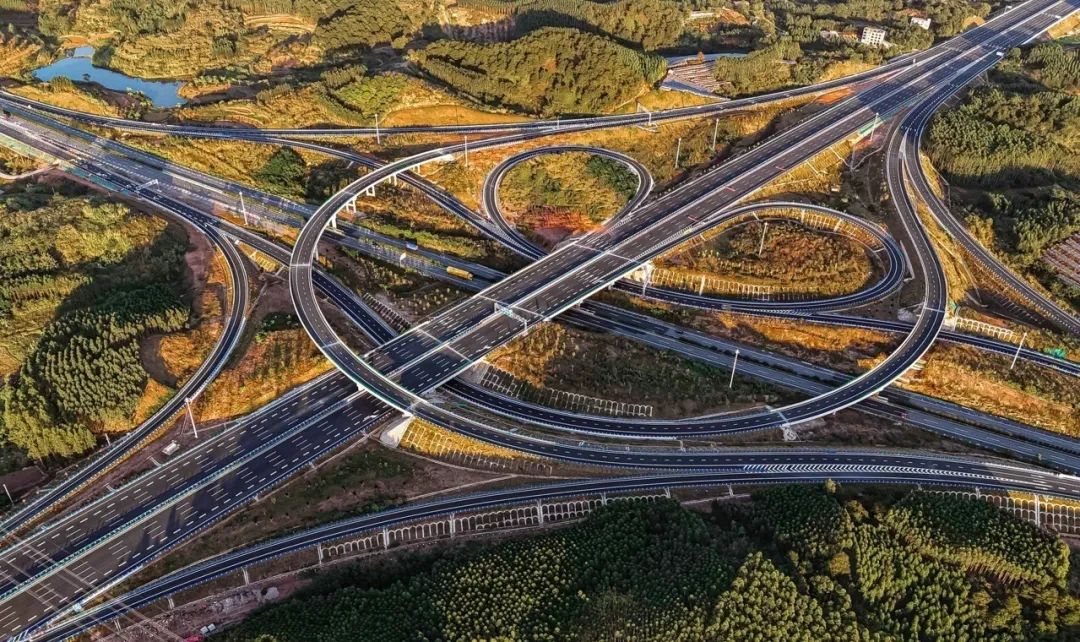 南横高速公路正式通车运营2024年1月2日,由中铁一局,三局,十局,大桥局