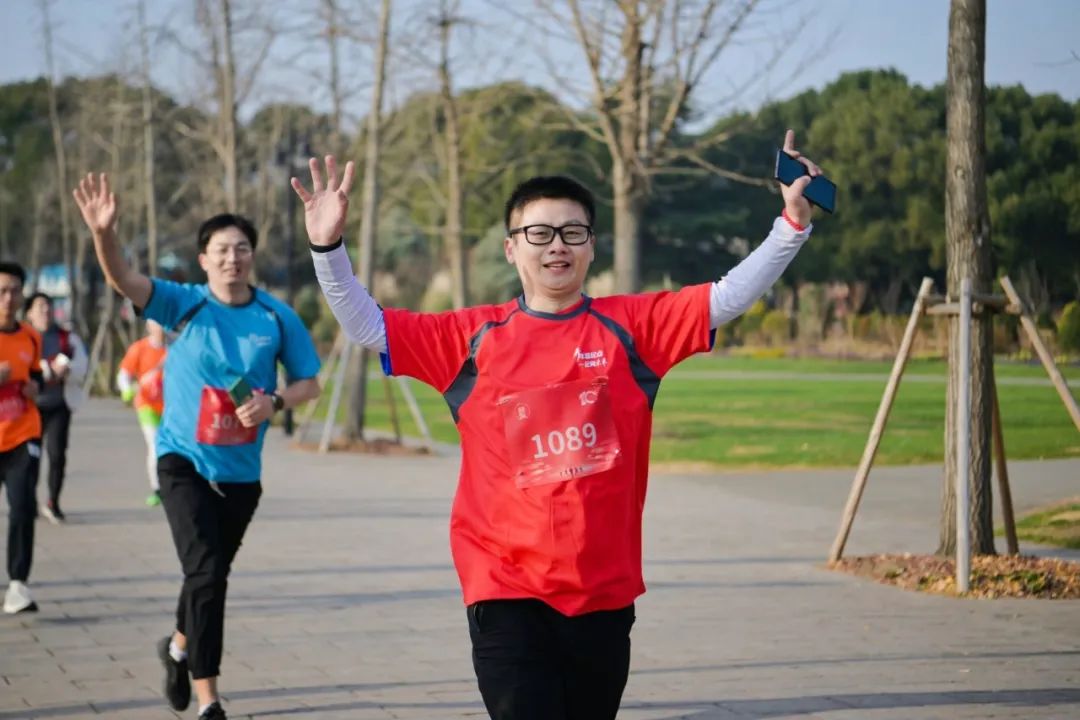 随着发令枪响,参加活动的职工鱼贯而出,以奔跑的姿态奔向新征程,喜迎