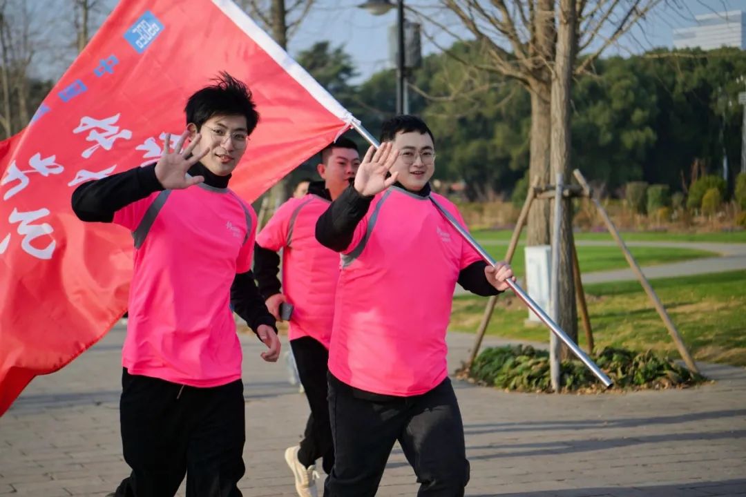 向随着发令枪响,参加活动的职工鱼贯而出,以奔跑的姿态奔向新征程