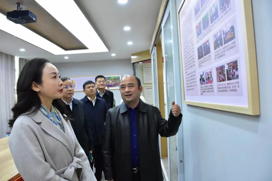 张白云进人大代表联络站开展联系群众活动