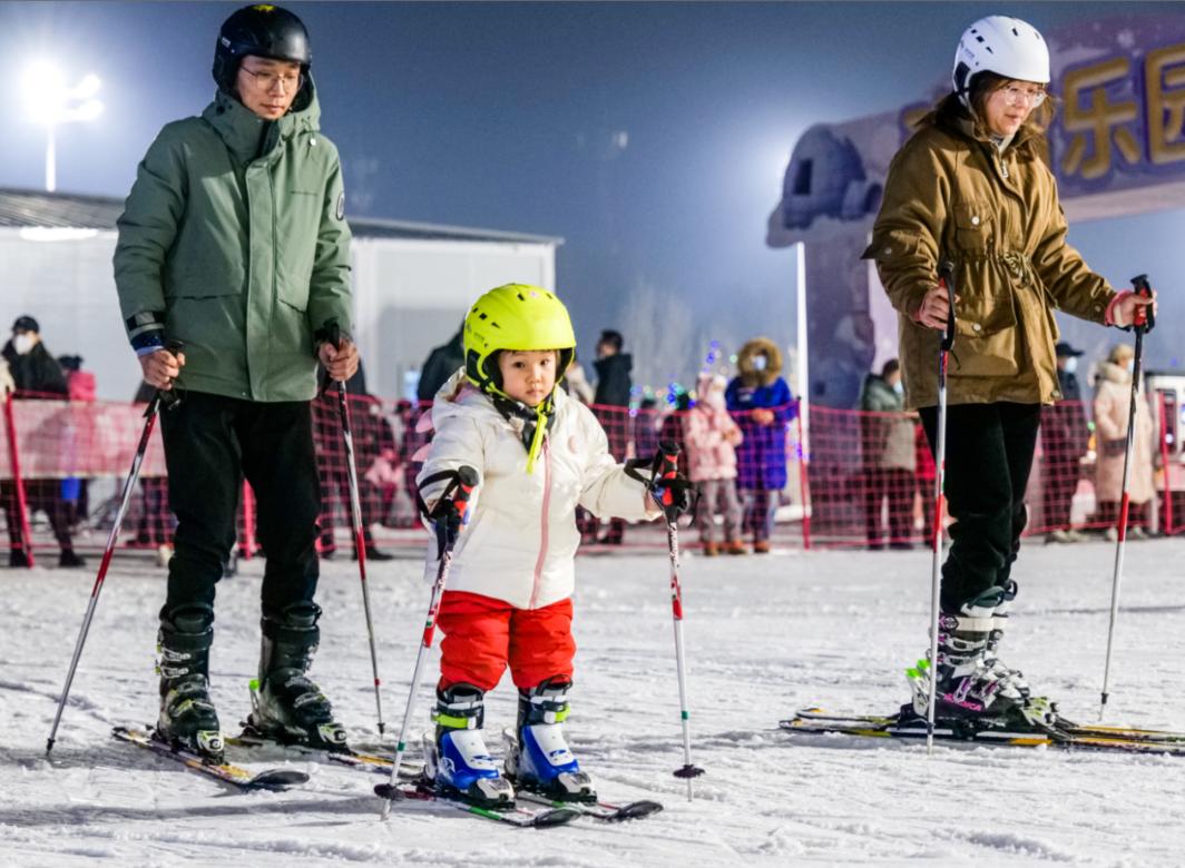 富龙弯道山滑雪场的亲子戏雪乐园2023