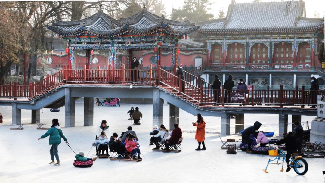 東郊公園冰雪樂園裡格外熱鬧,雪地車,電動坦克,冰上滑行車雙人自行車