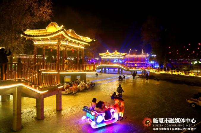 東郊公園冰雪樂園裡格外熱鬧,雪地車,電動坦克,冰上滑行車雙人自行車