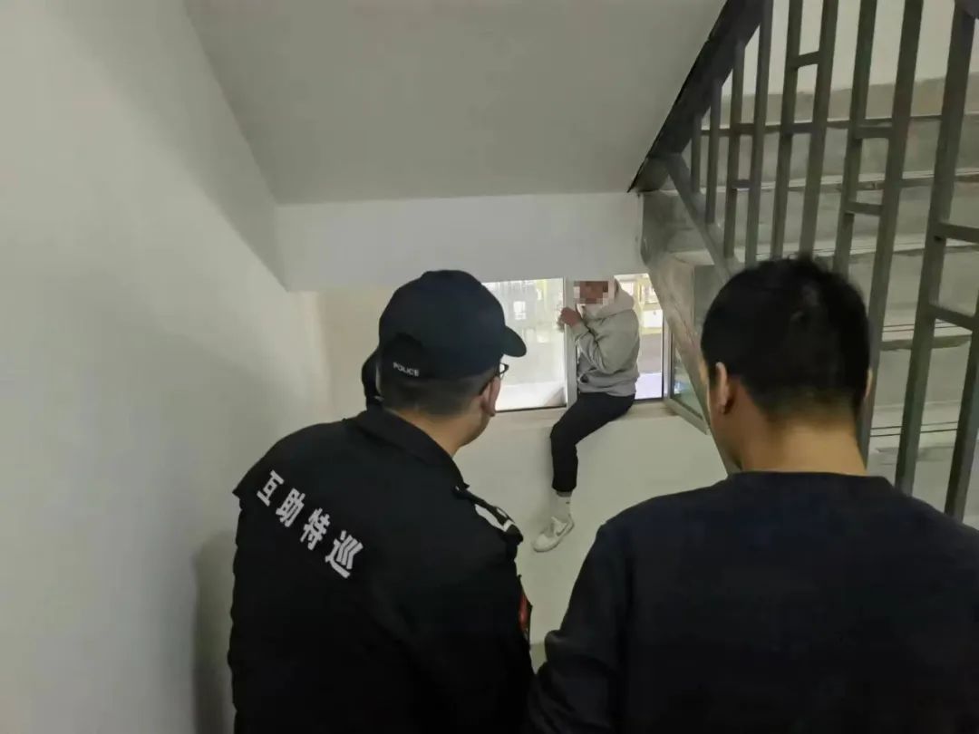 生死瞬间！互助一男子欲跳楼轻生 互助公安特巡警火速救援免悲剧澎湃号·政务澎湃新闻 The Paper 3624