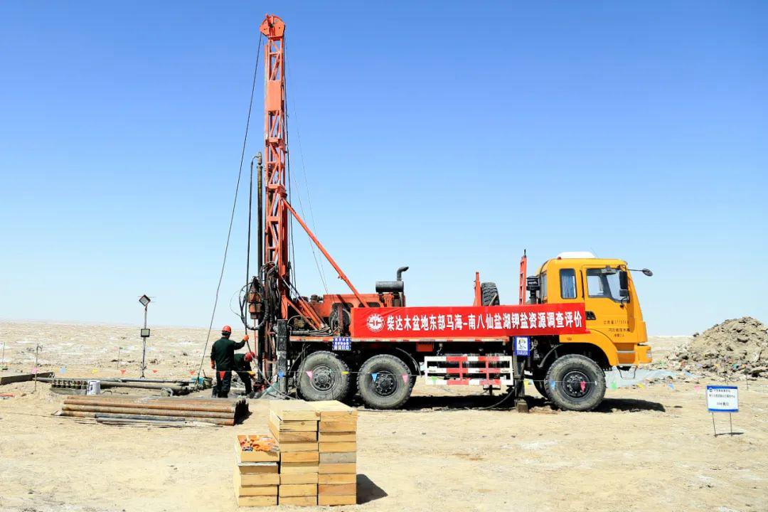 西宁中心马海钾盐项目在柴达木盆地开展钻探施工作业。李亚婷 摄 