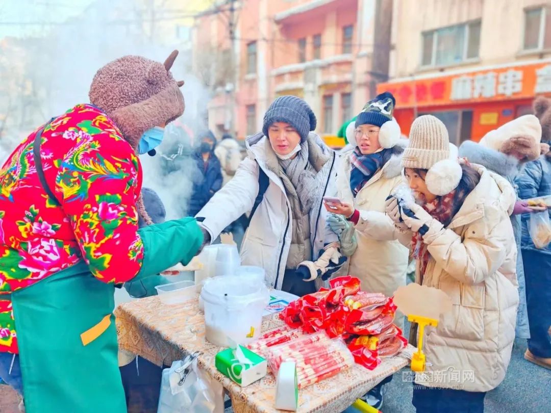 采访中,记者还遇到一些网红大咖和主播,他们也成为早市中的一道亮丽