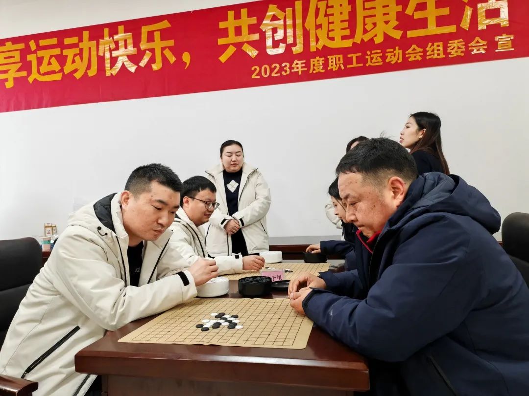 在智力競技的五子棋,跳棋等棋類比賽項目中,參賽隊員或靜思默想,眼觀