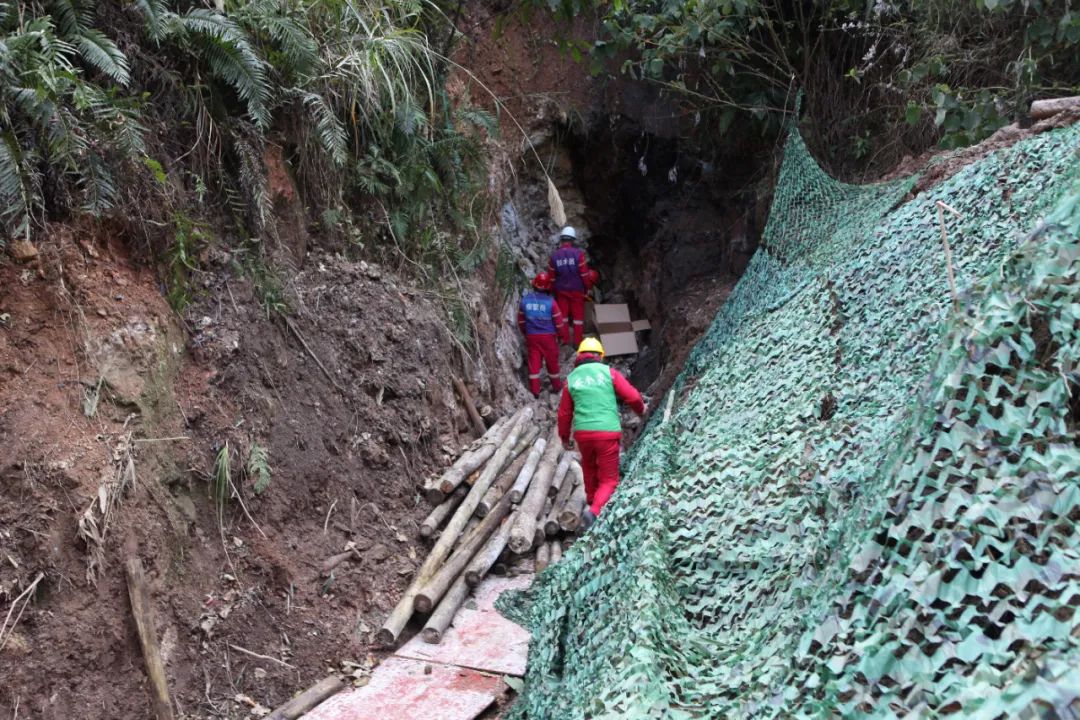 融水捣毁一处非法开采矿洞