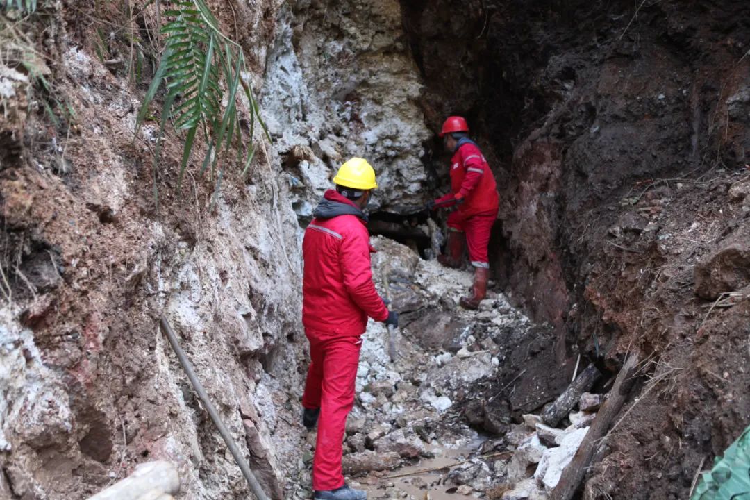融水捣毁一处非法开采矿洞